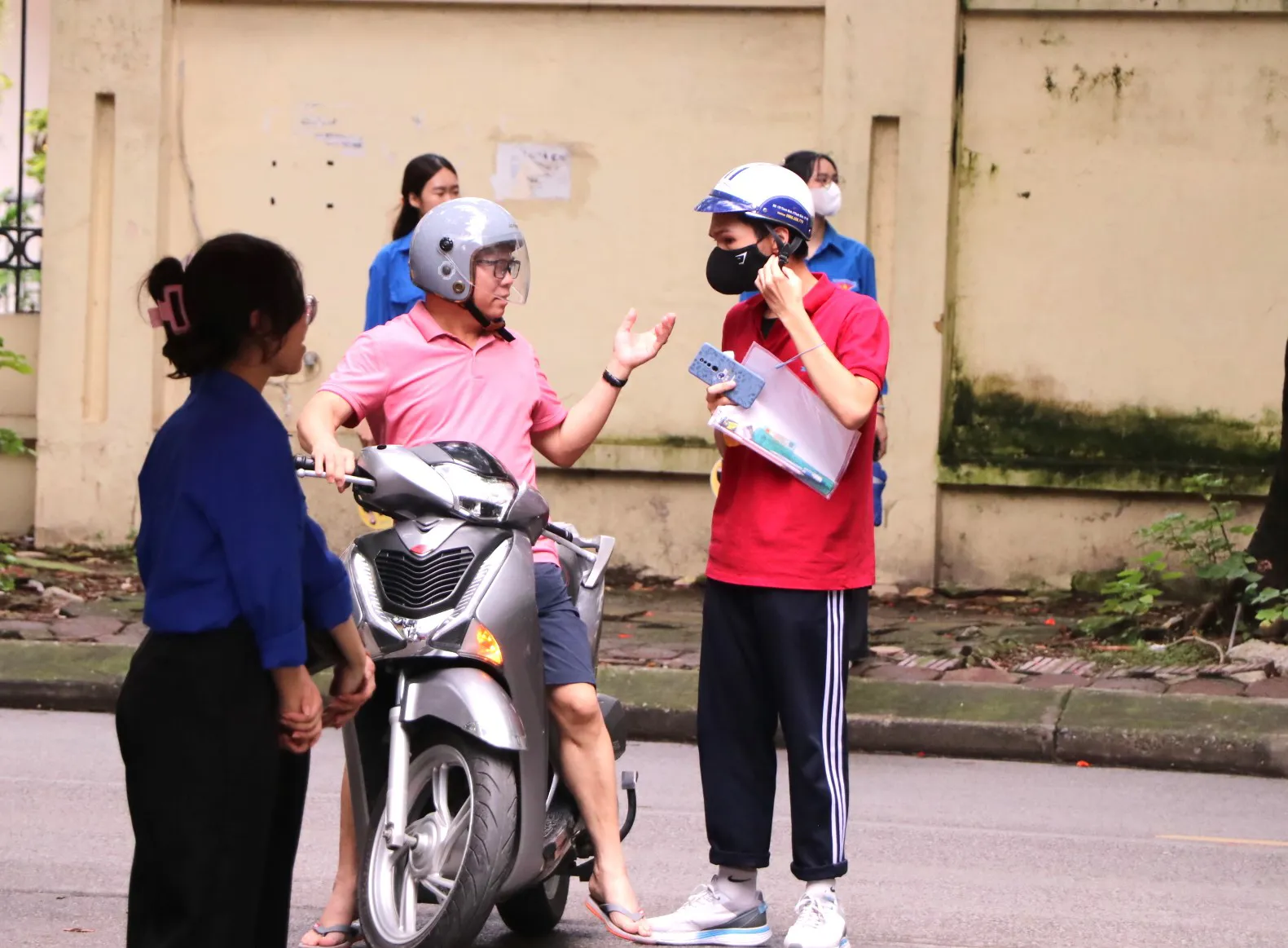 Nhiều phụ huynh đưa con đến điểm thi từ sớm. Ảnh: Duy Linh