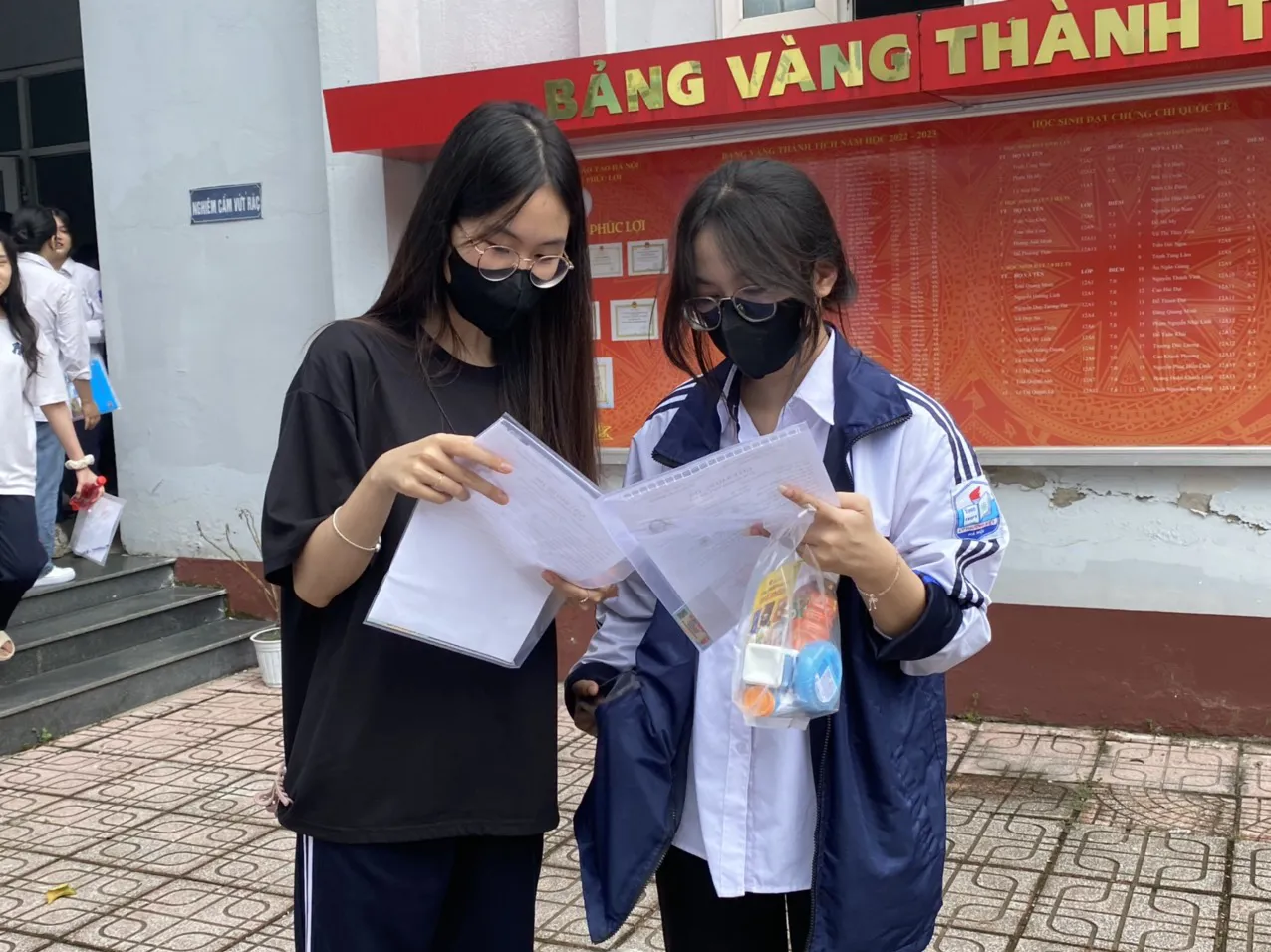 Thí sinh tại điểm thi Trường THPT Phúc Lợi, quận Long Biên. Ảnh: Hồng Giang.