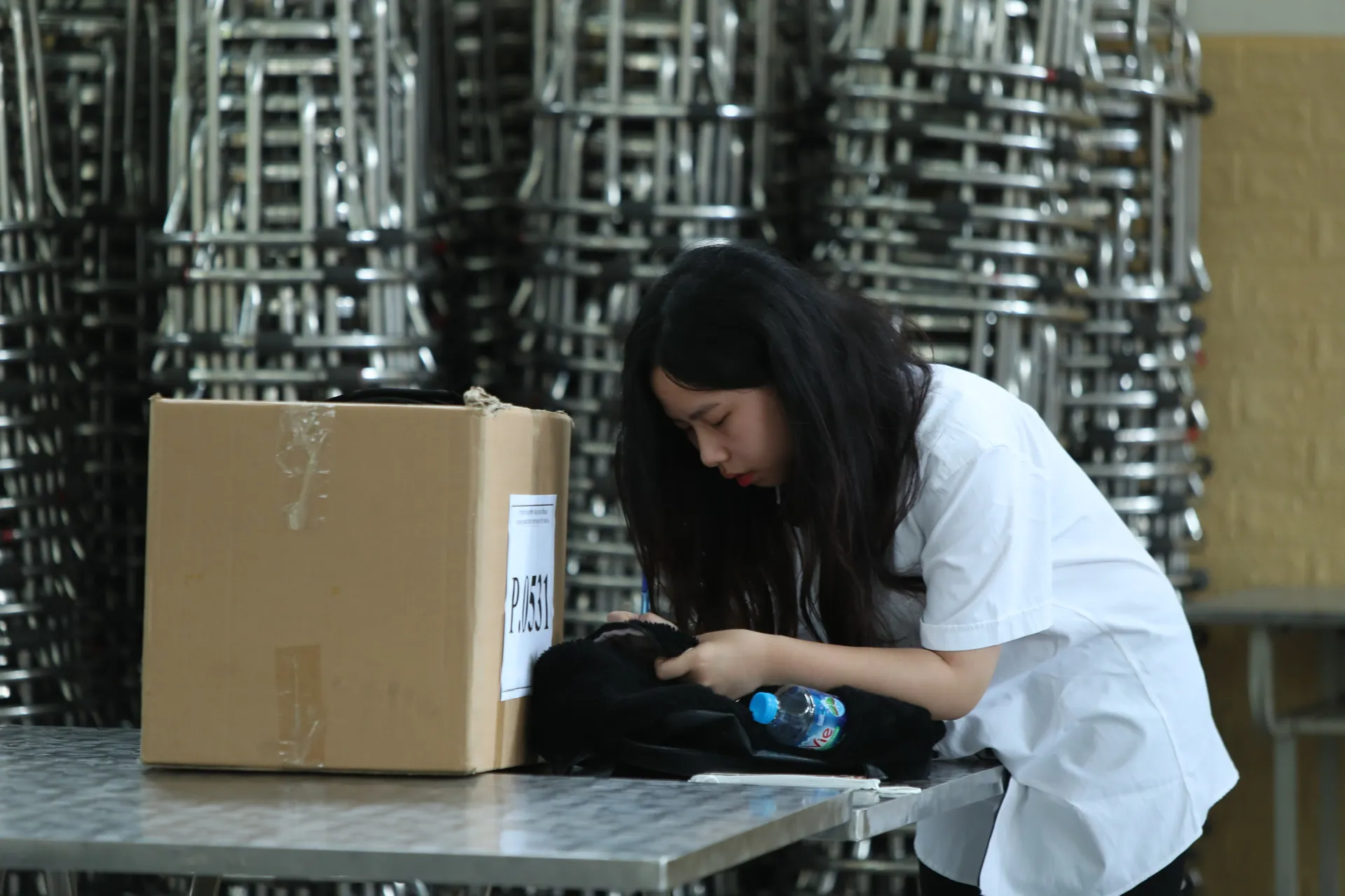 Thí sinh làm thủ tụ gửi đồ tại điểm thi Trường THPT Phan Huy Chú - Đống Đa. Ảnh: Ngọc Tú