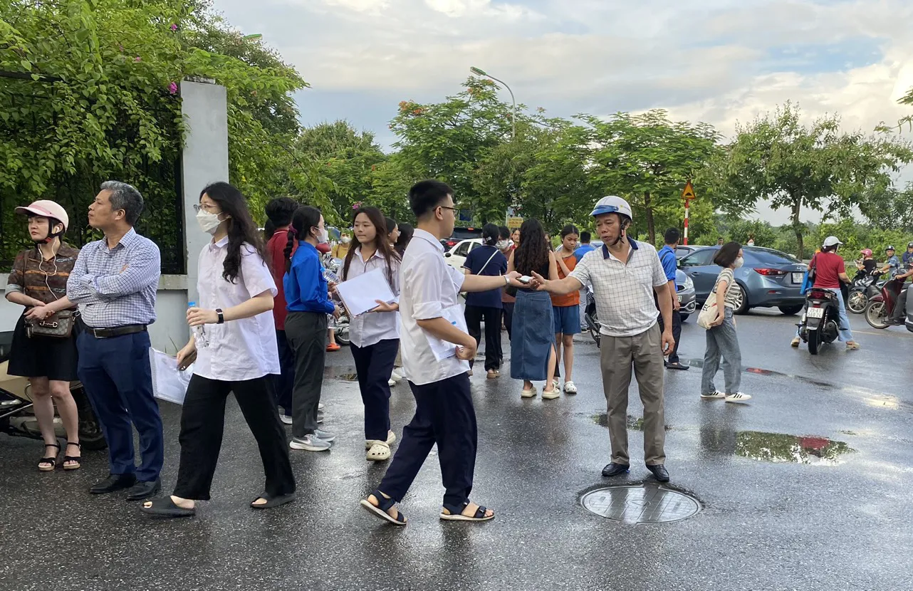 Thí sinh gửi bố điện thoại tại điểm thi Trường THPT Phúc Lợi, Long Biên. Ảnh: Hồng Giang