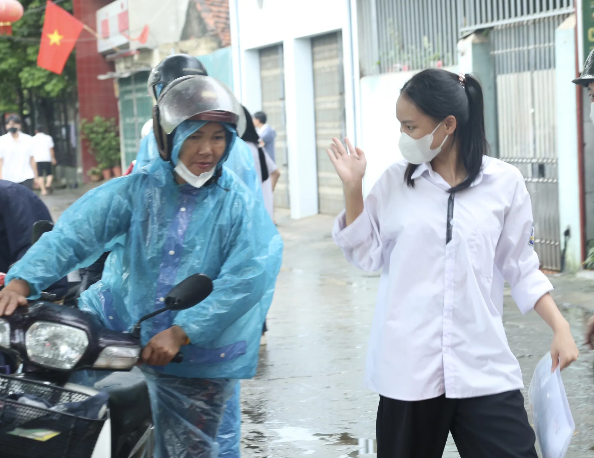 Thí sinh tại điểm thi Trường THCS Tiền Phong, huyện Mê Linh. Ảnh: Phạm Hùng