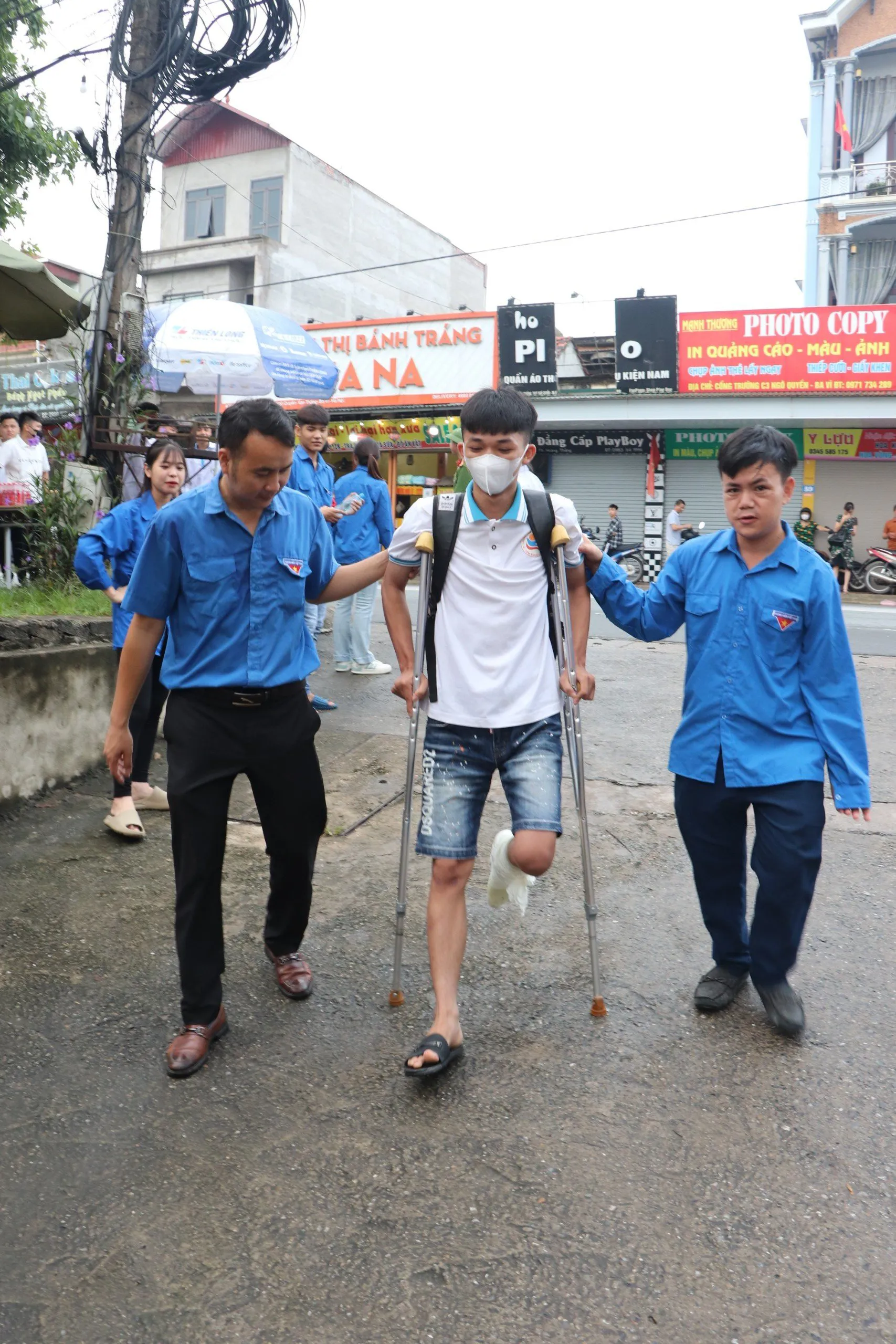 Thí sinh đặc biệt được hỗ trợ. Ảnh: Bình Minh