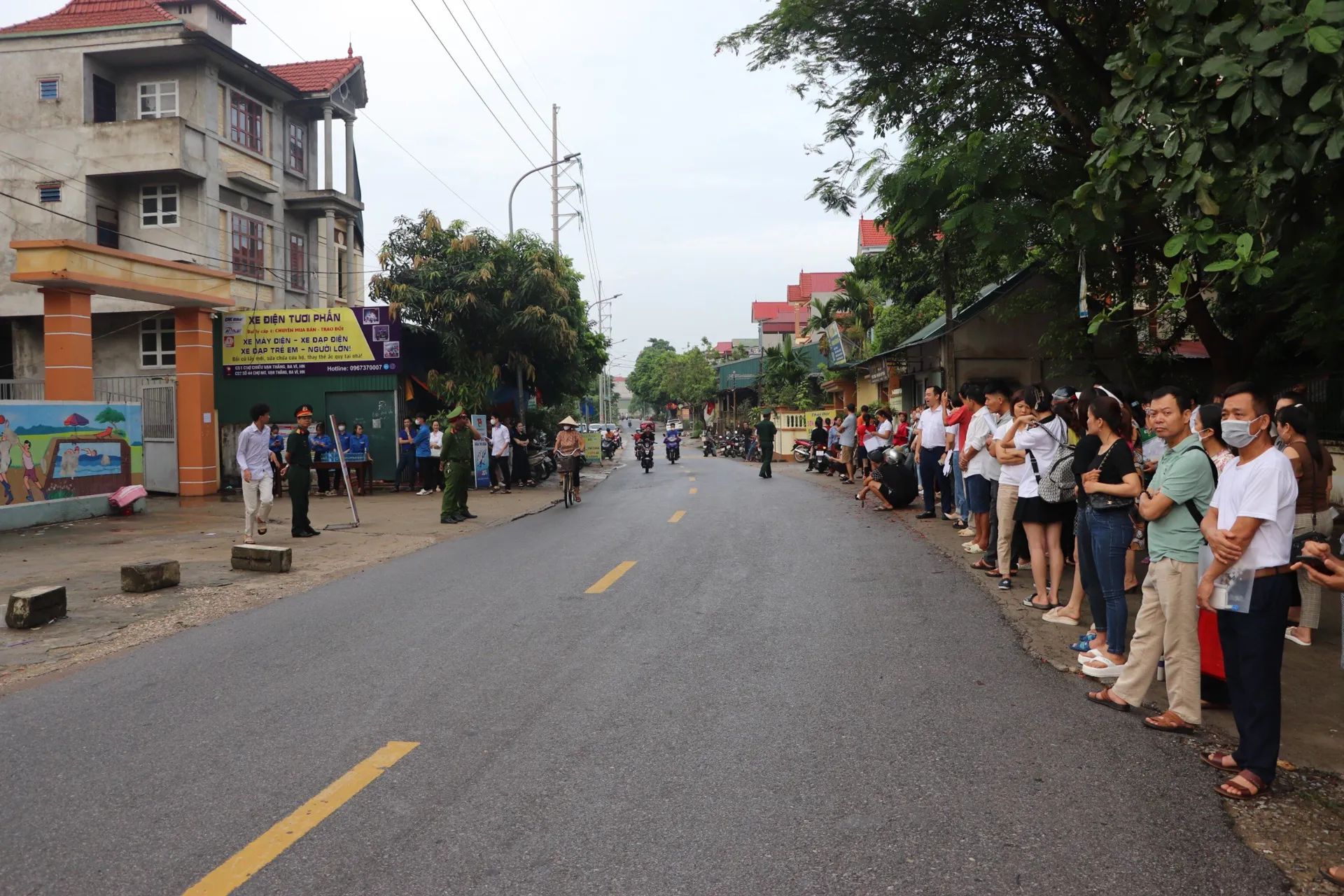Phụ huynh xếp hàng bên đường chờ con tại điểm thi Trường THPT Ngô Quyền, Ba Vì. Ảnh: Bình Minh