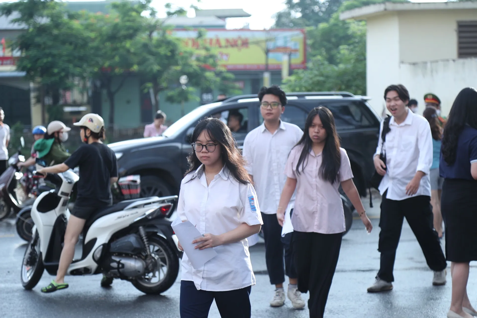Thí sinh bước vào điểm thi trong trang phục áo trắng. Ảnh: Ngọc Tú