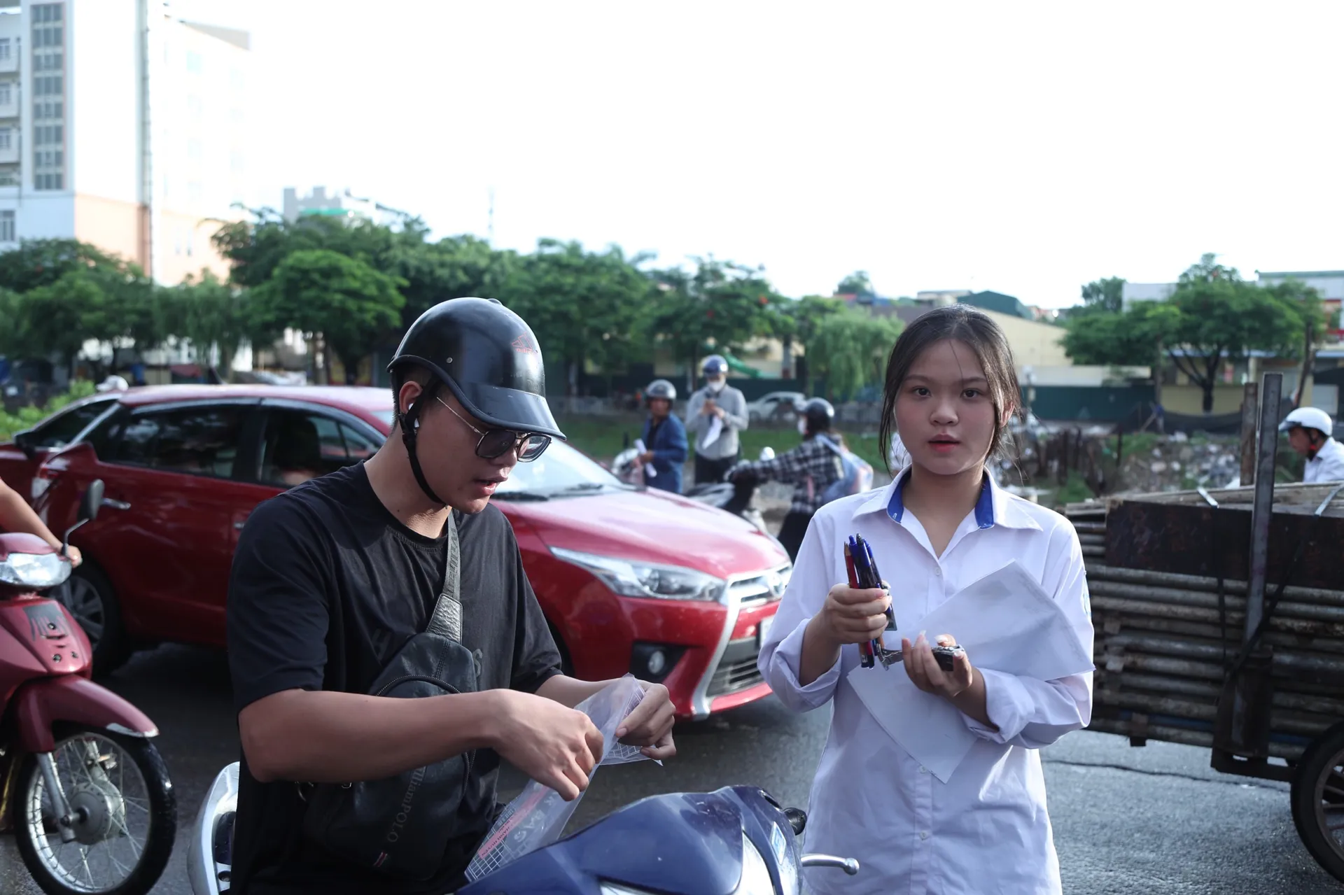 Thí sinh chỉ mang vào phòng thi bút viết. Ảnh: Ngọc Tú