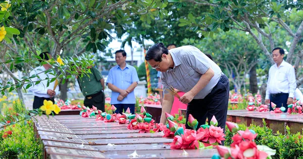 Thủ tướng dâng hương tưởng nhớ Chủ tịch Hồ Chí Minh, các anh hùng, liệt sĩ