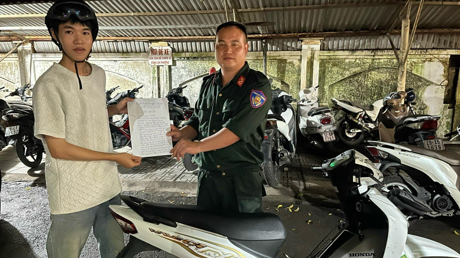 Nam thanh niên ở Ba Vì bất ngờ nhận lại xe máy vừa mất buổi sáng