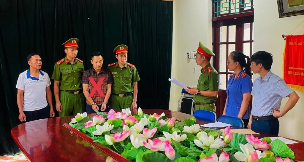 Cơ quan Cảnh sát điều tra phối hợp VKSND tỉnh Lai Châu thi hành lệnh bắt bị can Đoàn Trọng Đạt (dấu X). Ảnh: CACC