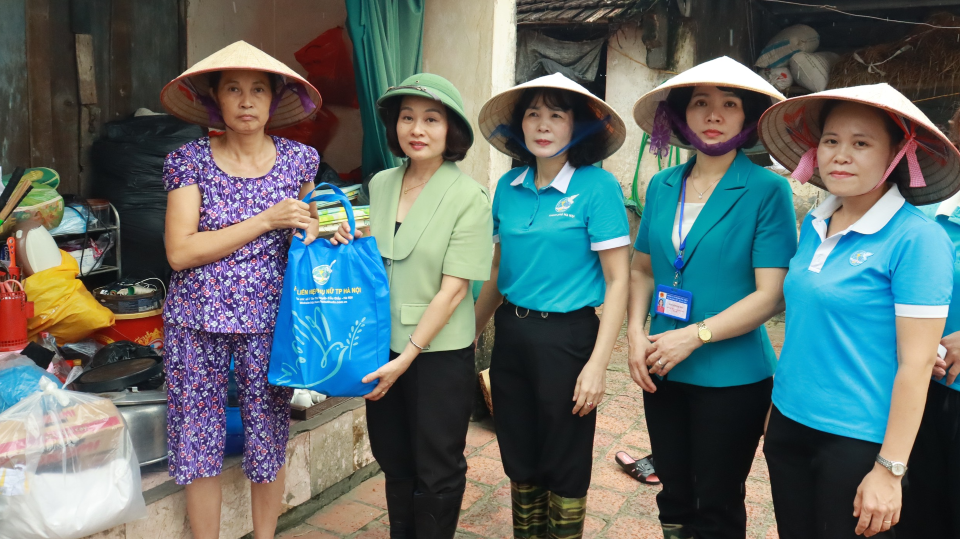 Phụ nữ Hà Nội hỗ trợ người dân vùng ngập úng tại huyện Chương Mỹ