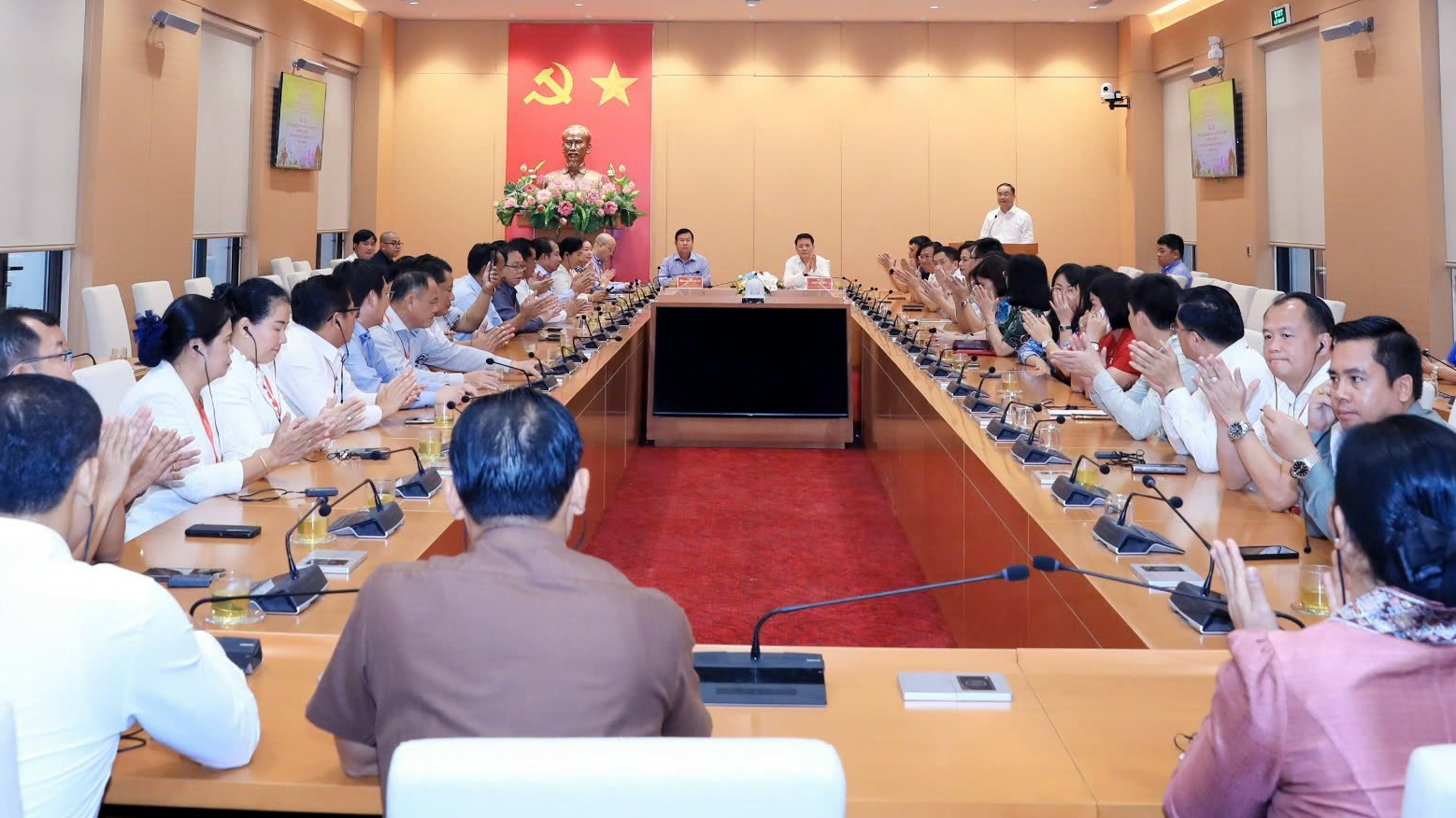 Đoàn cán bộ Thủ đô Vientiane tìm hiểu mô hình hoạt động HĐND TP Hà Nội