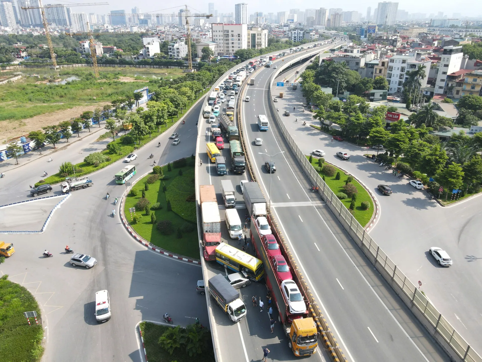 Hà Nội: 5 ô tô tai nạn liên hoàn trên đường Vành đai 3