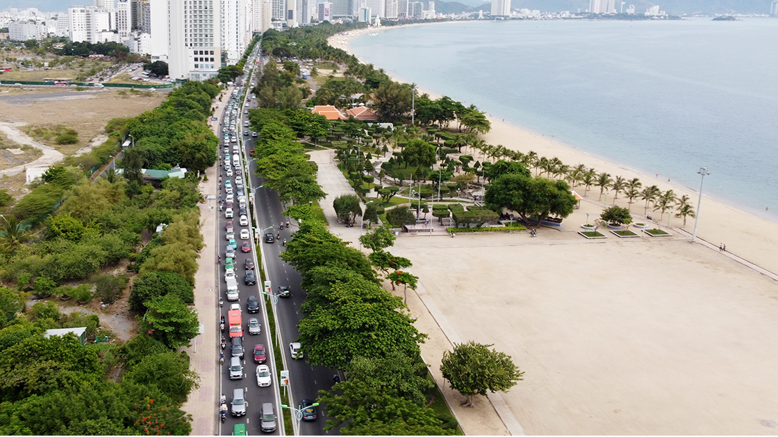 Hàng nghìn ô tô nối đuôi nhau trên đường biển Trần Phú