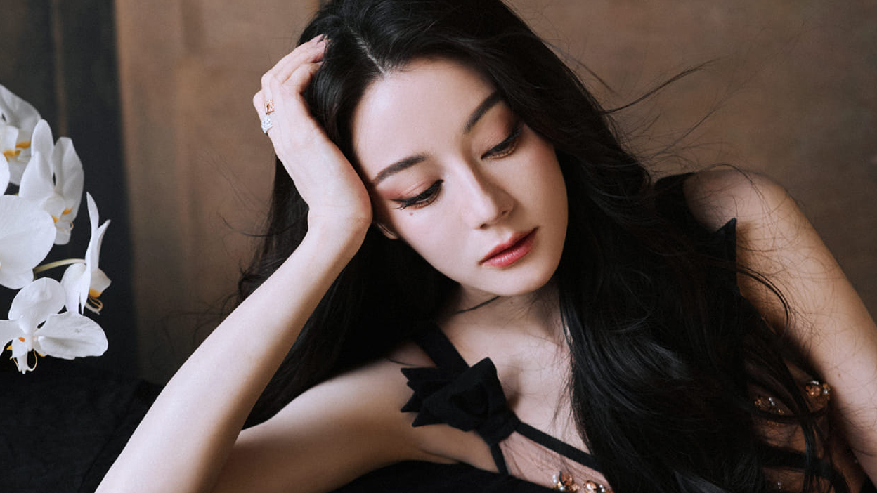 Địch Lệ Nhiệt Ba lộ vòng một gợi cảm