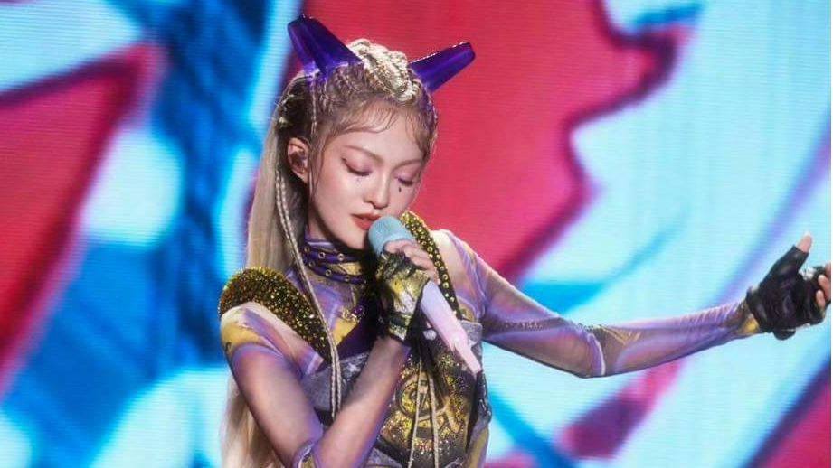 Trương Thiếu Hàm hóa búp bê trên sân khấu