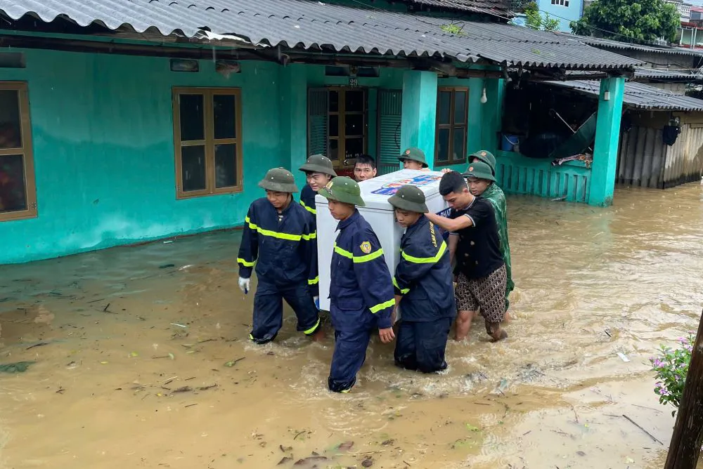 Bộ đội dầm mình trong nước giúp dân chống bão số 3
