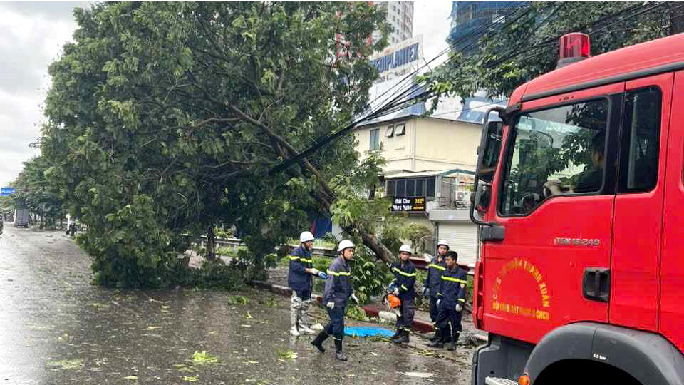 Quận Thanh Xuân: dồn lực khắc phục các sự cố sau bão số 3