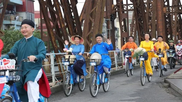 Dáng Thu Hà Nội bên tà áo dài truyền thống