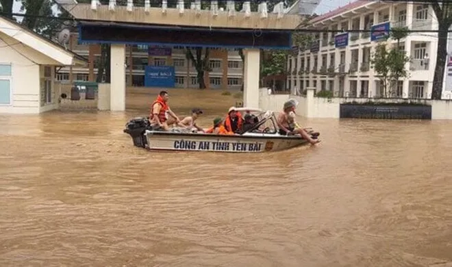 Mắc kẹt trong mưa lũ, nhiều người dân lên mạng xã hội cầu cứu