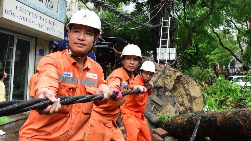 Hà Nội: Nhiều trạm biến áp bị ngập, cột điện bị gẫy đổ do mưa lũ