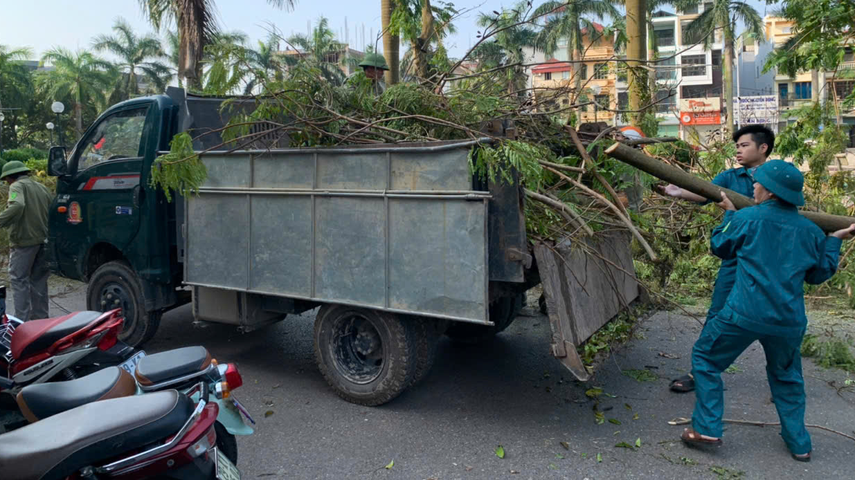 Chính quyền, người dân quận Long Biên đồng loạt ra quân tổng vệ sinh môi trường