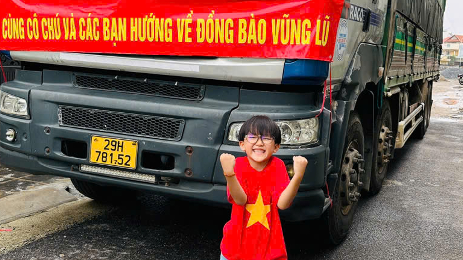 Em bé Hà Nội kêu gọi cứu trợ đồng bào lũ lụt