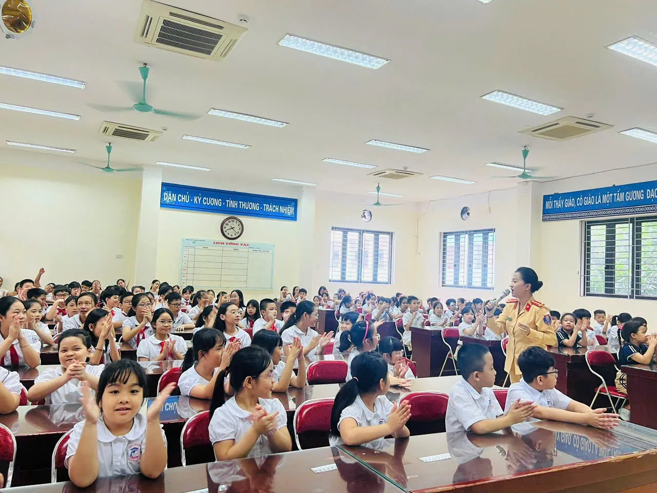 Xây dựng văn hoá giao thông cho hơn 1 vạn học sinh Thủ đô