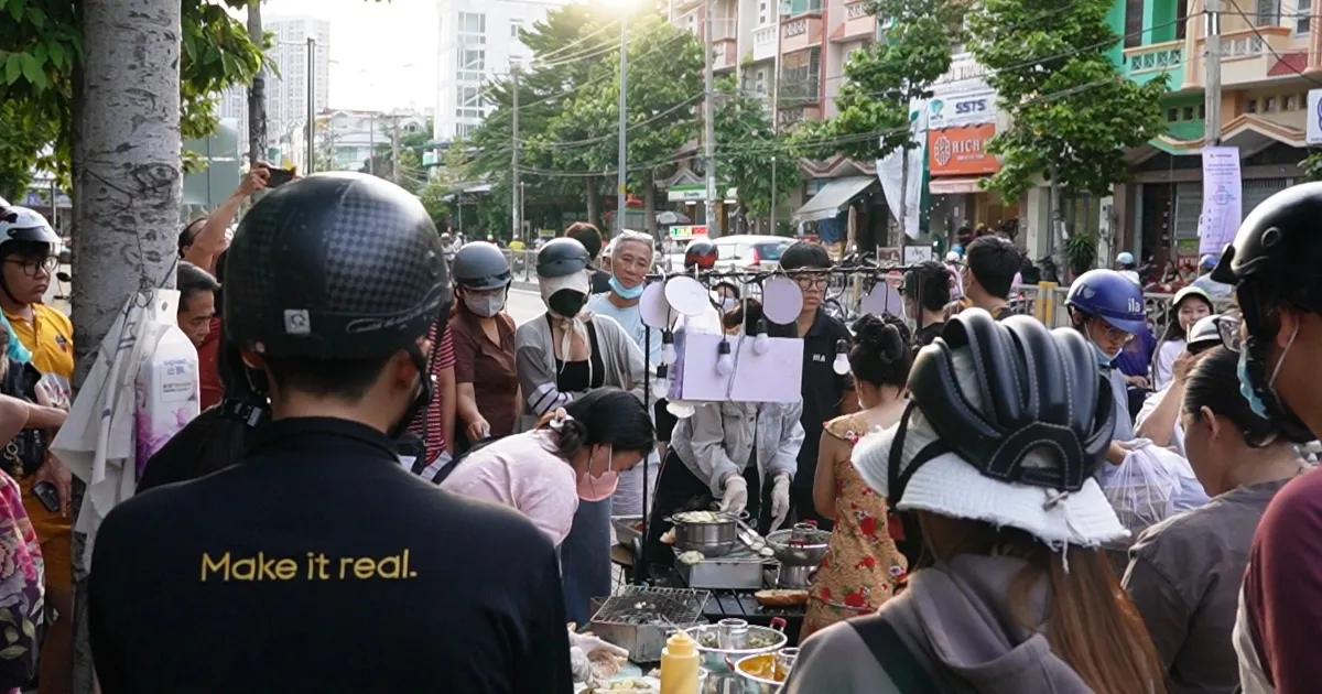 Bánh mì gạch cua gây sốt con đường ở TPHCM, khách xếp hàng cả tiếng