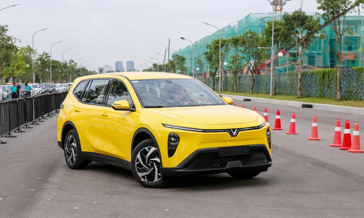 VinFast Limo Green: tăng tốc ổn khi đủ tải, hàng ghế ba rộng