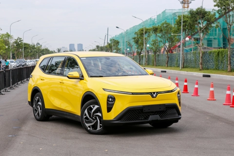 VinFast Limo Green: tăng tốc ổn khi đủ tải, hàng ghế ba rộng