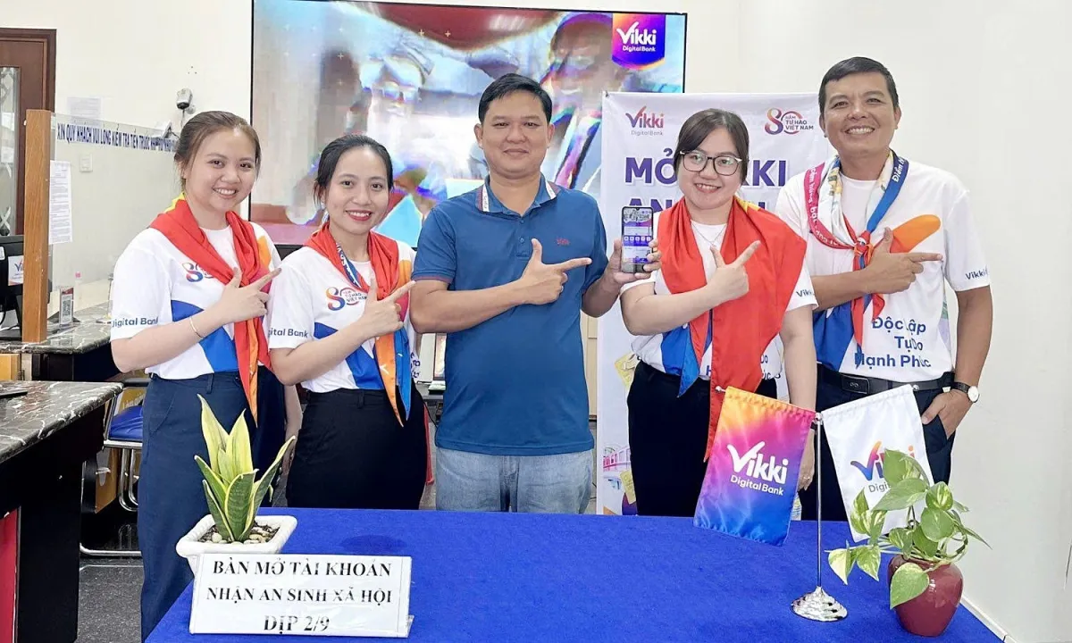 Khách hàng mở tài khoản Vikki An sinh nhận vàng SJC